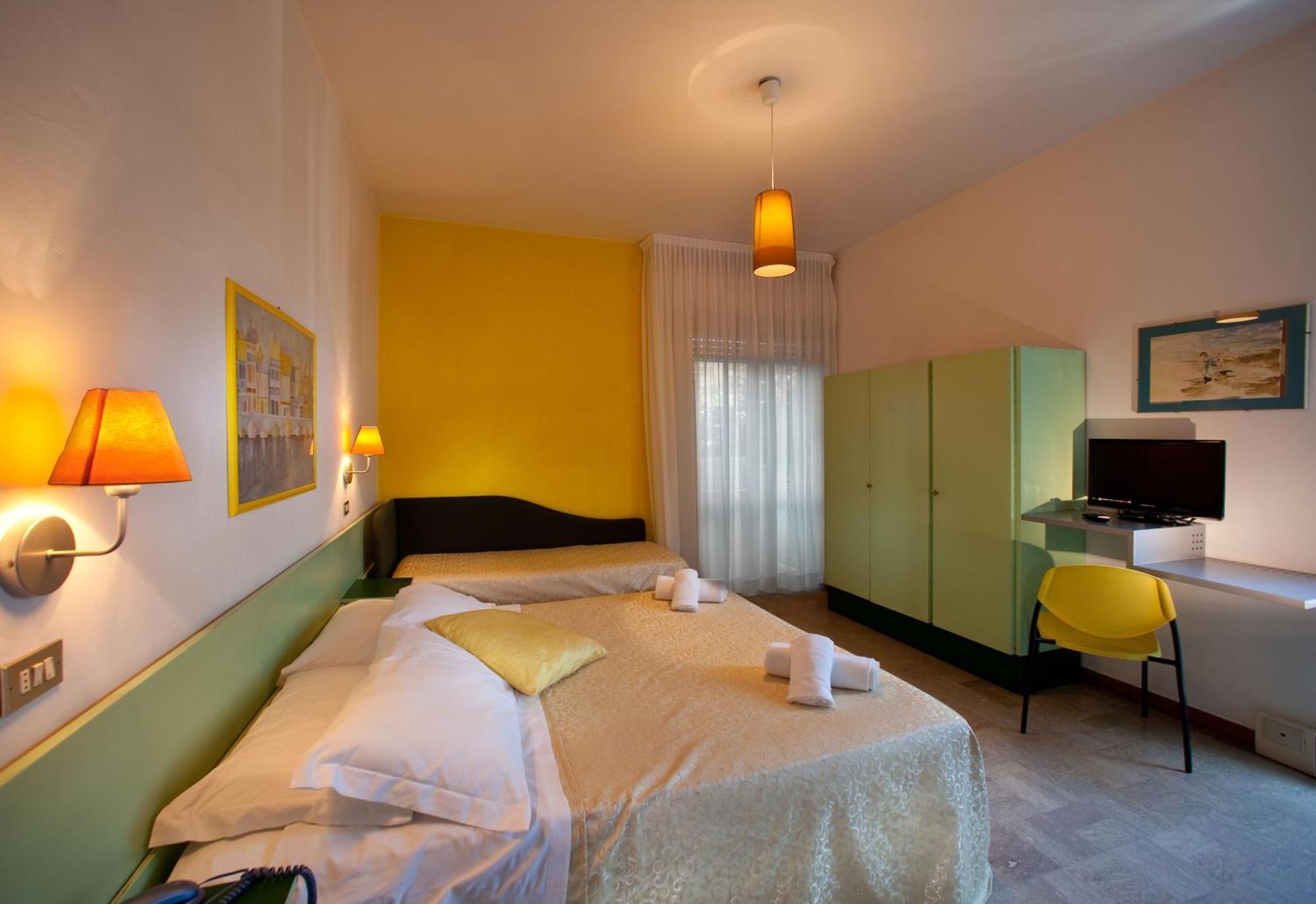 Hotel Ivano リミニ エクステリア 写真